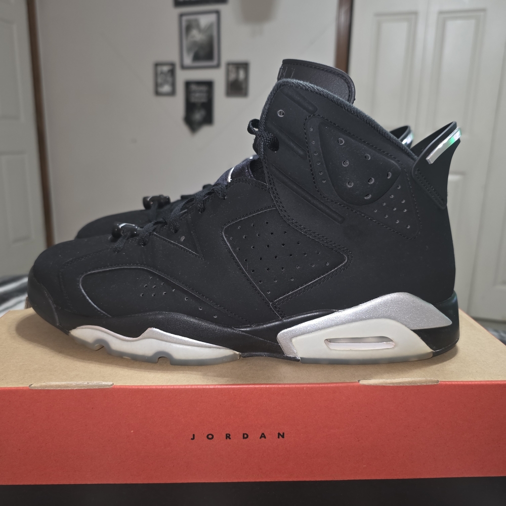 Jordan Men's Black and Silver Sneakers